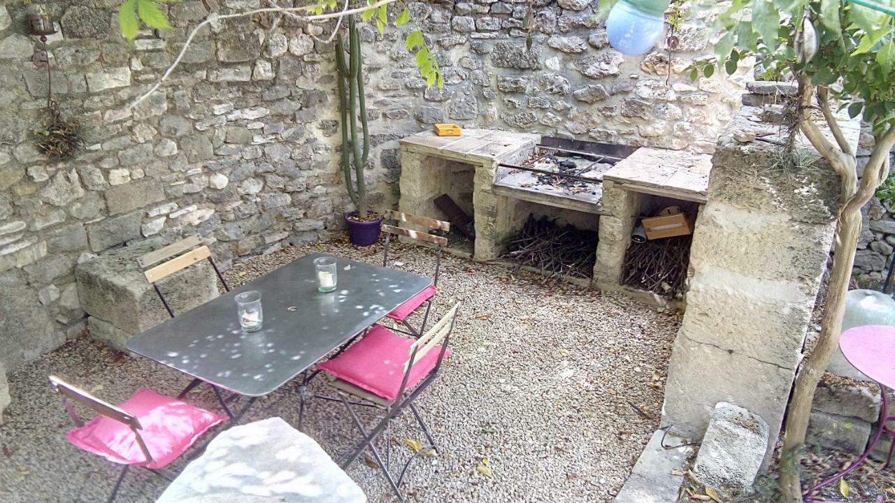 Chambres D'Hotes Dans Maison D'Artiste Galargues Екстериор снимка